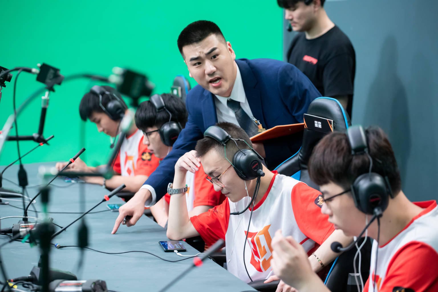 加时末段全明星赛传出新动向，埃因霍温遗憾出局，管理层表态：赛场秩序良好，团队化学反应显著的简单介绍