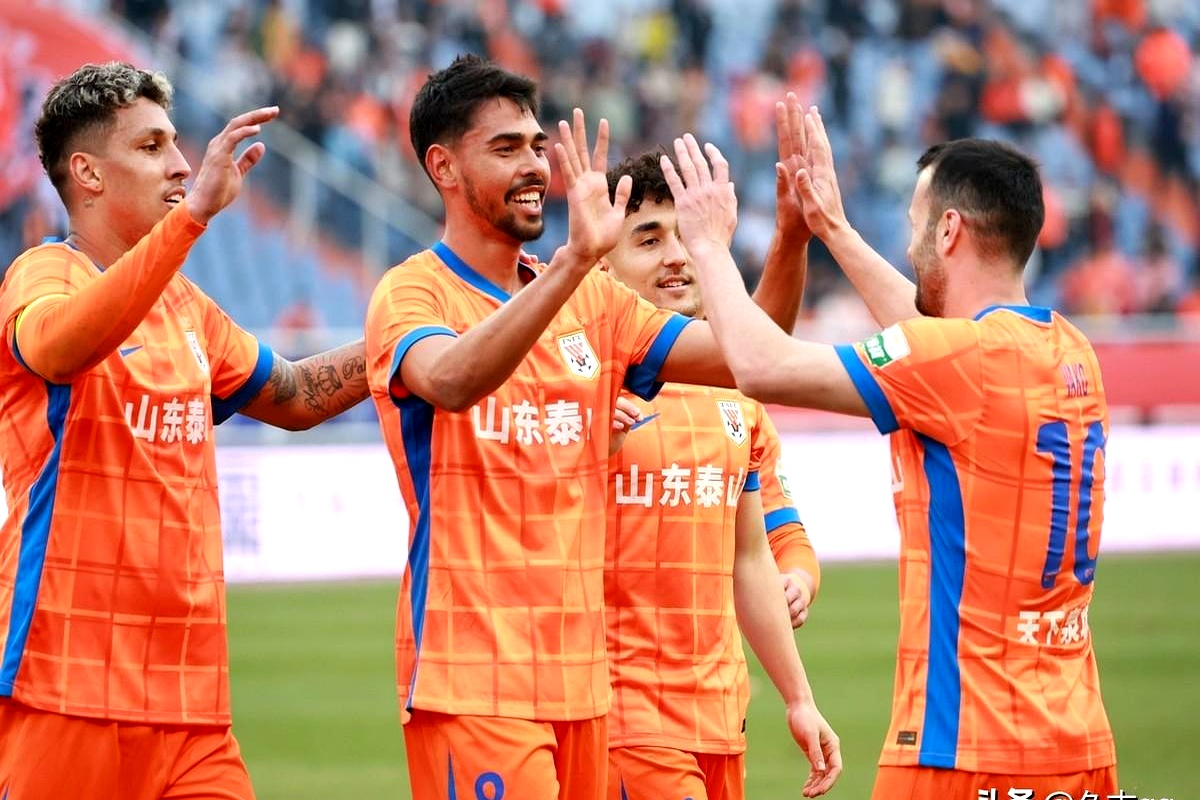 九游游戏中心-山东泰山集结日内部沟通；志在法甲名次提升；球迷炸锅；阵容厚度经受考验(法甲球迷追打球员视频)