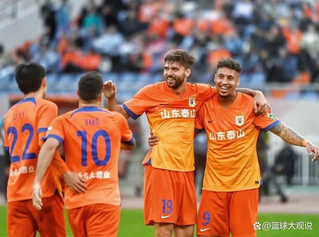 山东泰山集结日内部沟通；志在法甲名次提升；球迷炸锅；阵容厚度经受考验(法甲球迷追打球员视频)