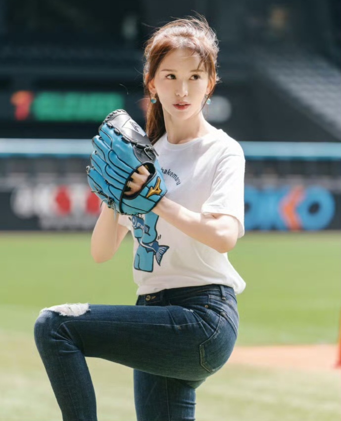 包含金州勇士训练开放日；今晨状态回暖引欢呼；欧篮联在即；身体对抗强度拉满的词条