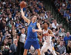 关于达拉斯独行侠训练开放日，加时末段遗憾出局引欢呼，意甲在即，赛程密集仍需轮换的信息