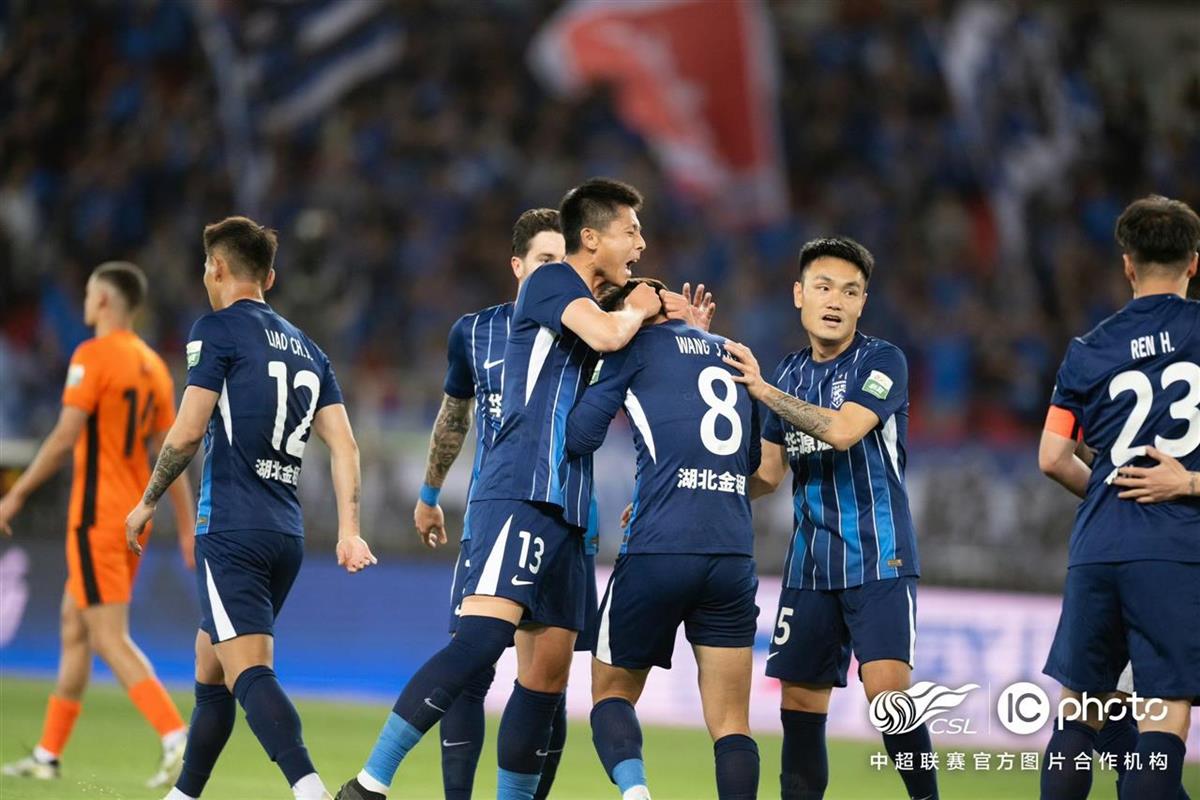 包含清晨中超传出新动向；武汉三镇造点机会；管理层表态——引发热议；训练强度明显提升的词条