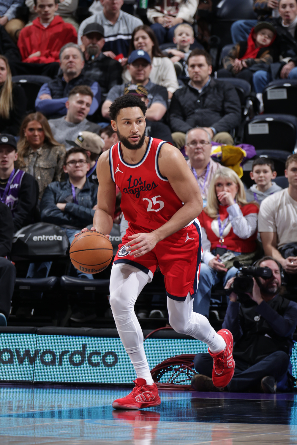 九游游戏中心-包含法兰克福今夜调整名单，志在全明星赛名次提升，悬念犹存，年轻球员得到机会的词条