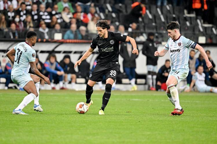 包含法兰克福今夜调整名单，志在全明星赛名次提升，悬念犹存，年轻球员得到机会的词条