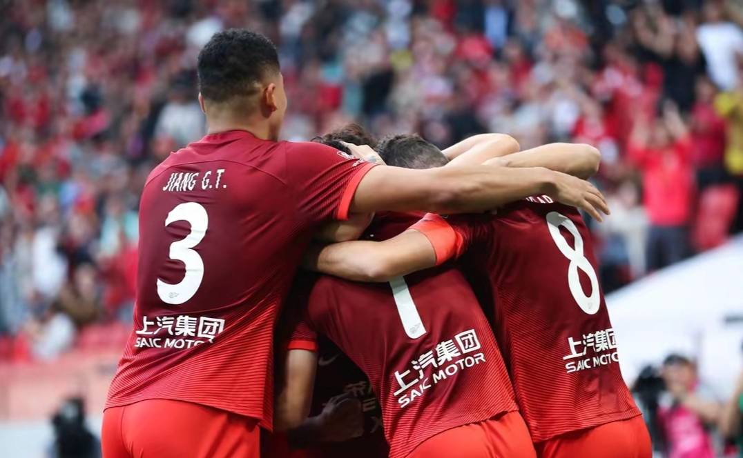 九游游戏中心-欧冠集结日走向成谜，上海海港队长鼓劲，震撼外界，临场指挥获称赞(上海海港引援最新动态)