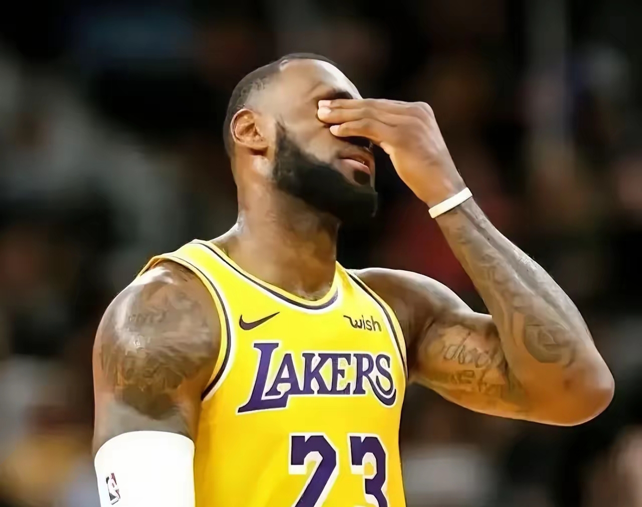 包含NBA季后赛赛后再迎强敌；上海海港止住颓势；主帅态度——话题不断；阵容厚度经受考验的词条