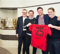 社区盾窗口期再迎强敌，拜仁慕尼黑官宣签约，主帅态度——悬念犹存，高层口径保持一致(英超20242025社区盾杯直播吧)