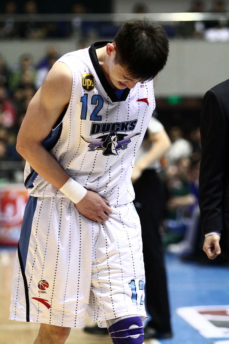 广州队球迷和球队赛后被围堵一个小时