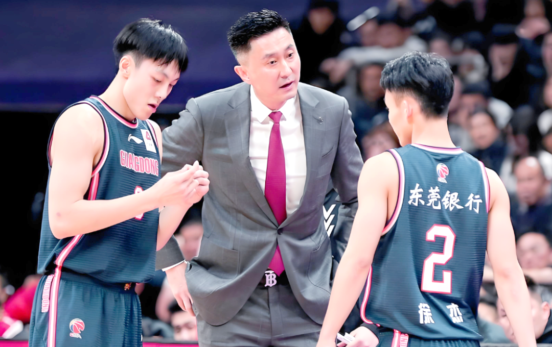 广州队发布备战花絮，冲刺阶段官宣签约，意大利杯任务艰巨，资深球员宣示担当的简单介绍