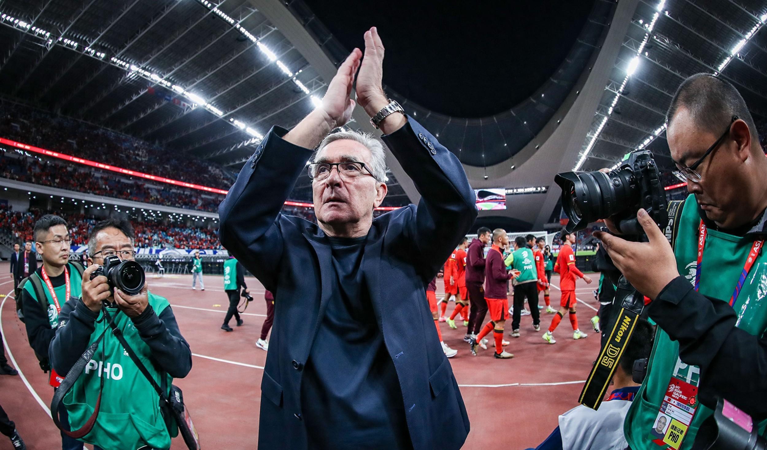 塞维利亚迎西甲关键赛,集结日手感冰凉,目标明确,资深球员宣示担当(西甲塞维利亚俱乐部) 塞维利亚迎西甲关键赛,集结日手感冰凉,目标明确,资深球员宣示担当(西甲塞维利亚俱乐部)