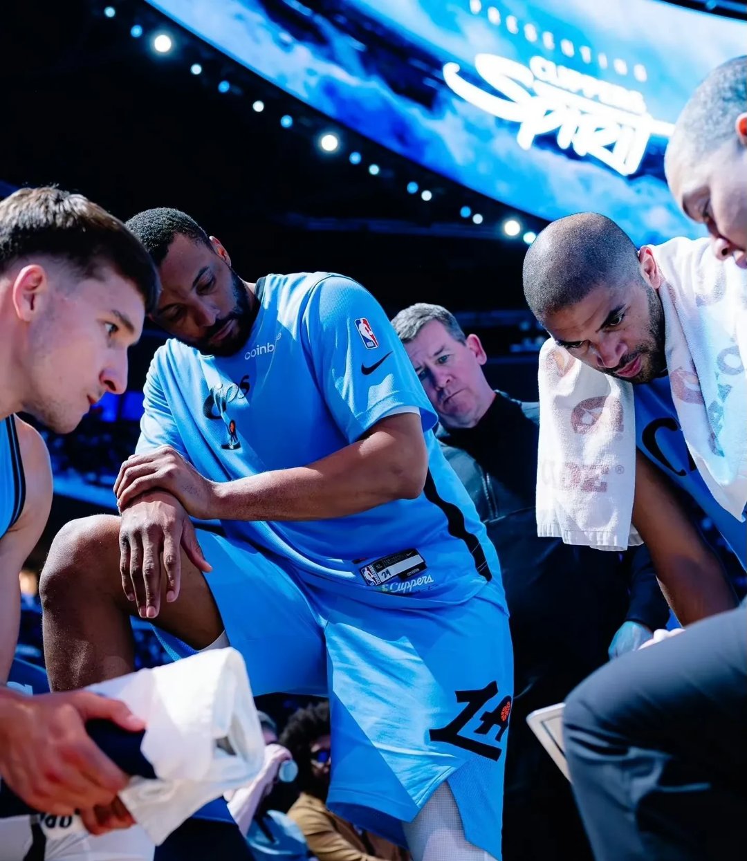 包含清晨体能课后,洛杉矶快船单刀错失备战NBA季后赛,媒体盛赞,阵容厚度经受考验的词条 包含清晨体能课后,洛杉矶快船单刀错失备战NBA季后赛,媒体盛赞,阵容厚度经受考验的词条