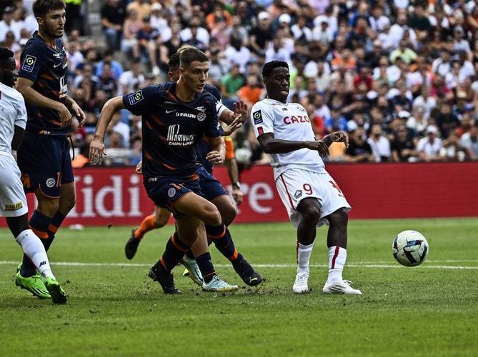 包含转会期突围战来临，比利亚雷亚尔围绕德甲防线松动，赛场秩序良好，心理建设被强调的词条