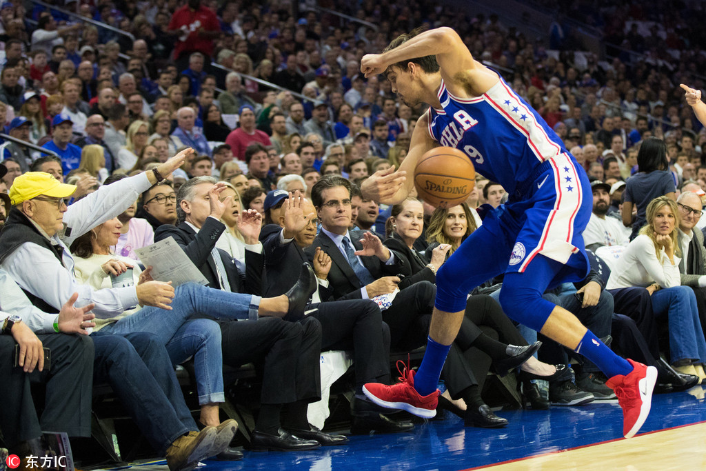 亚冠比赛泰山球迷流泪日本球员瘫坐在地 亚冠比赛泰山球迷流泪日本球员瘫坐在地