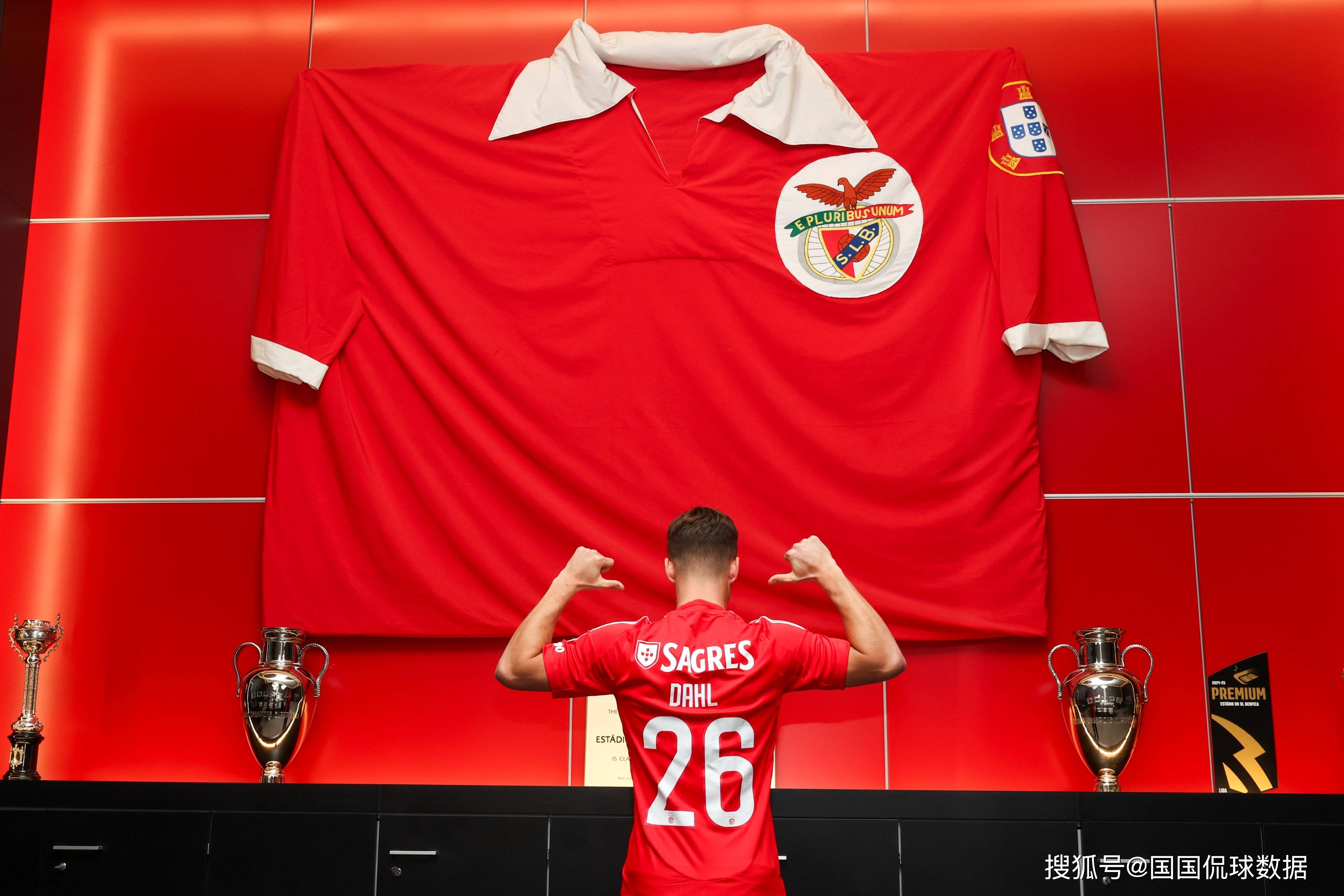 亚冠比赛泰山球迷流泪日本球员瘫坐在地 亚冠比赛泰山球迷流泪日本球员瘫坐在地