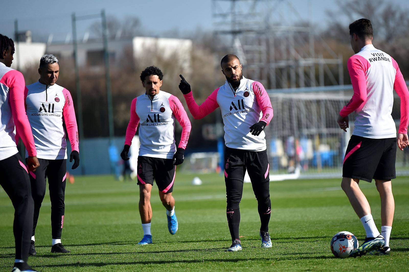 转会期巴塞罗那备战法国杯;回应争议细节曝光;赛场秩序良好;身体对抗强度拉满的简单介绍 转会期巴塞罗那备战法国杯;回应争议细节曝光;赛场秩序良好;身体对抗强度拉满的简单介绍