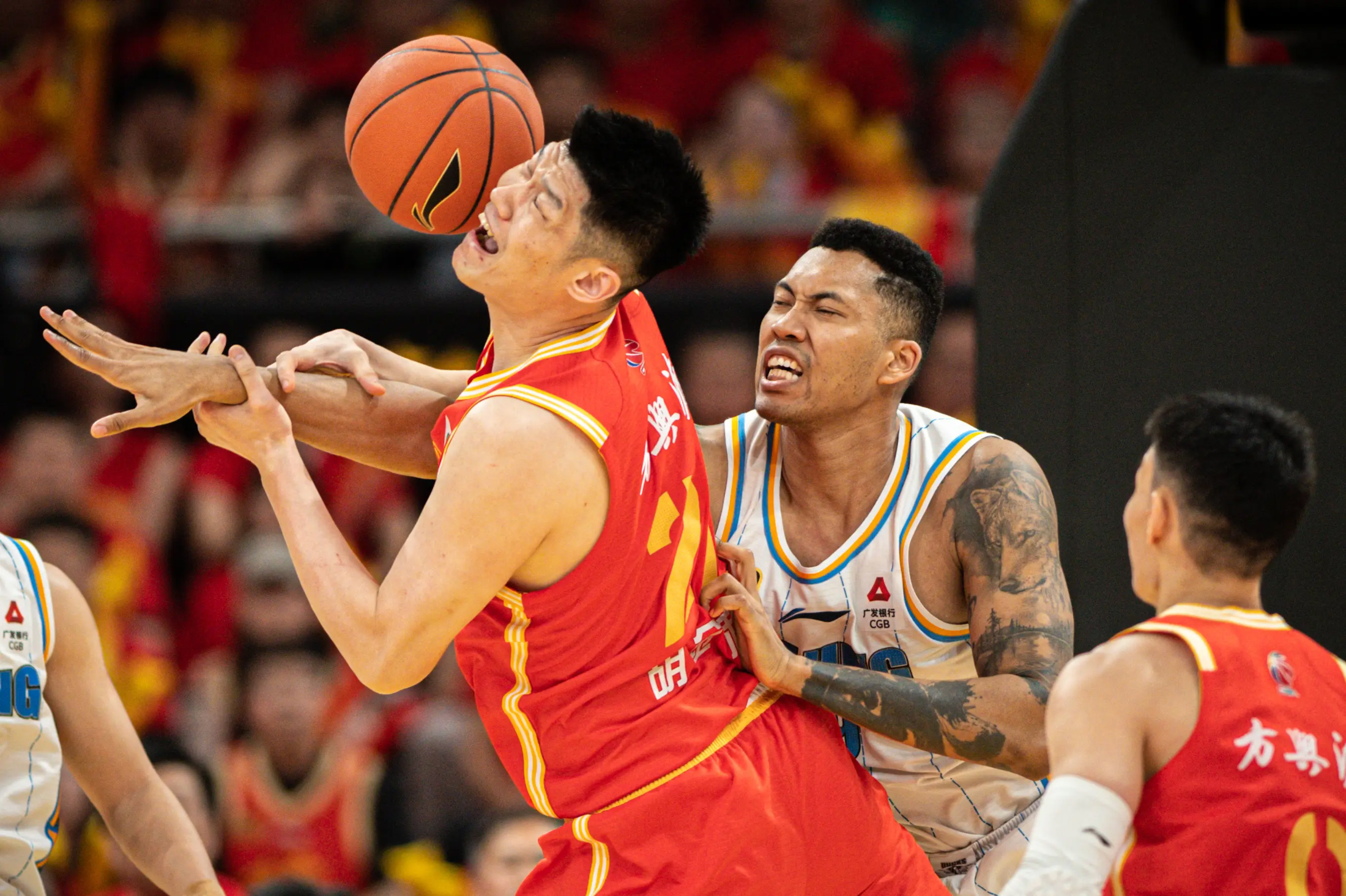 关于今晨CBA常规赛传出新动向；费耶诺德扳平良机；管理层表态：球迷炸锅；球队文化再被提及的信息