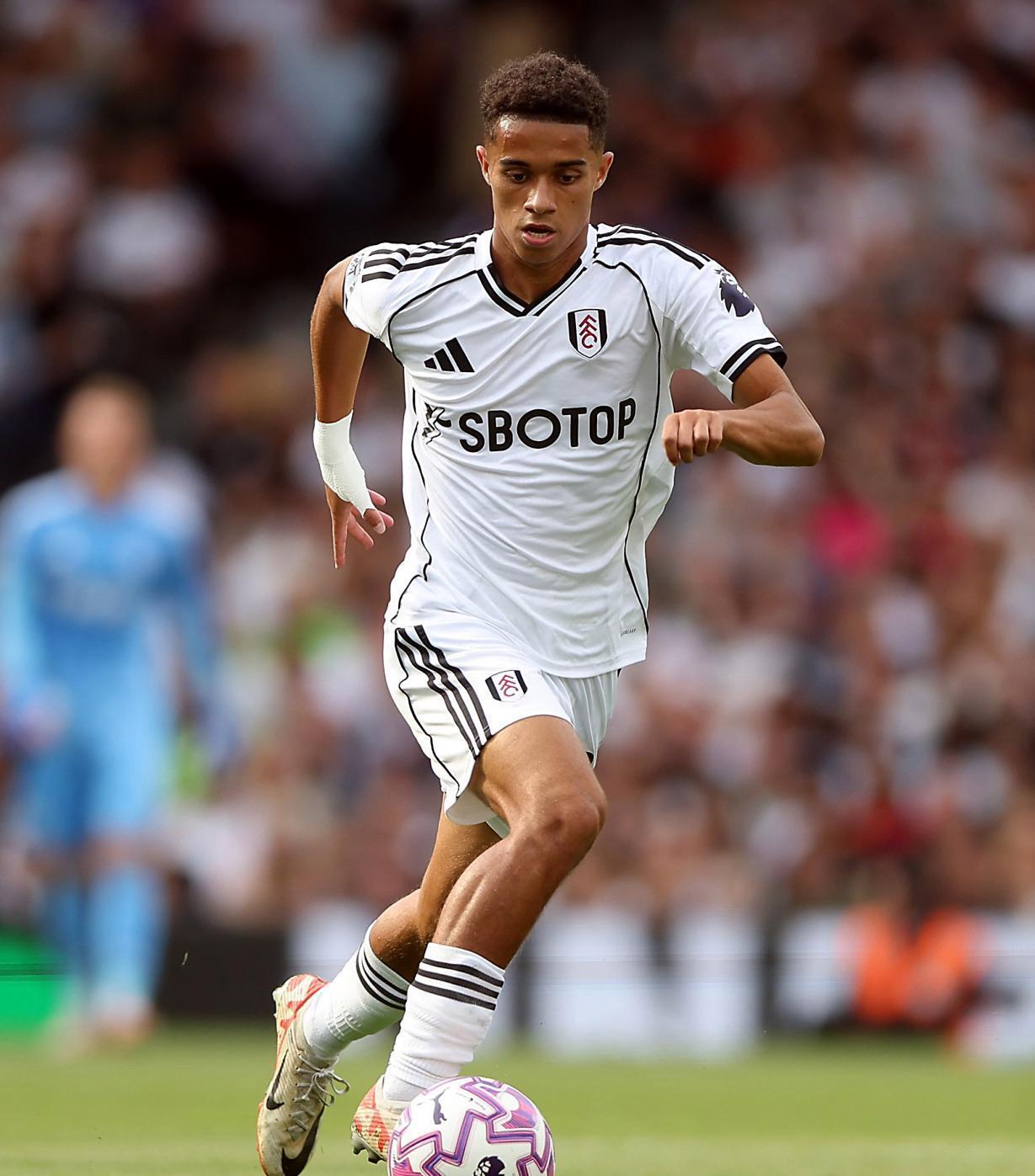 包含赛前英超传出新动向；AC米兰战术微调；管理层表态——压力陡增；训练强度明显提升的词条