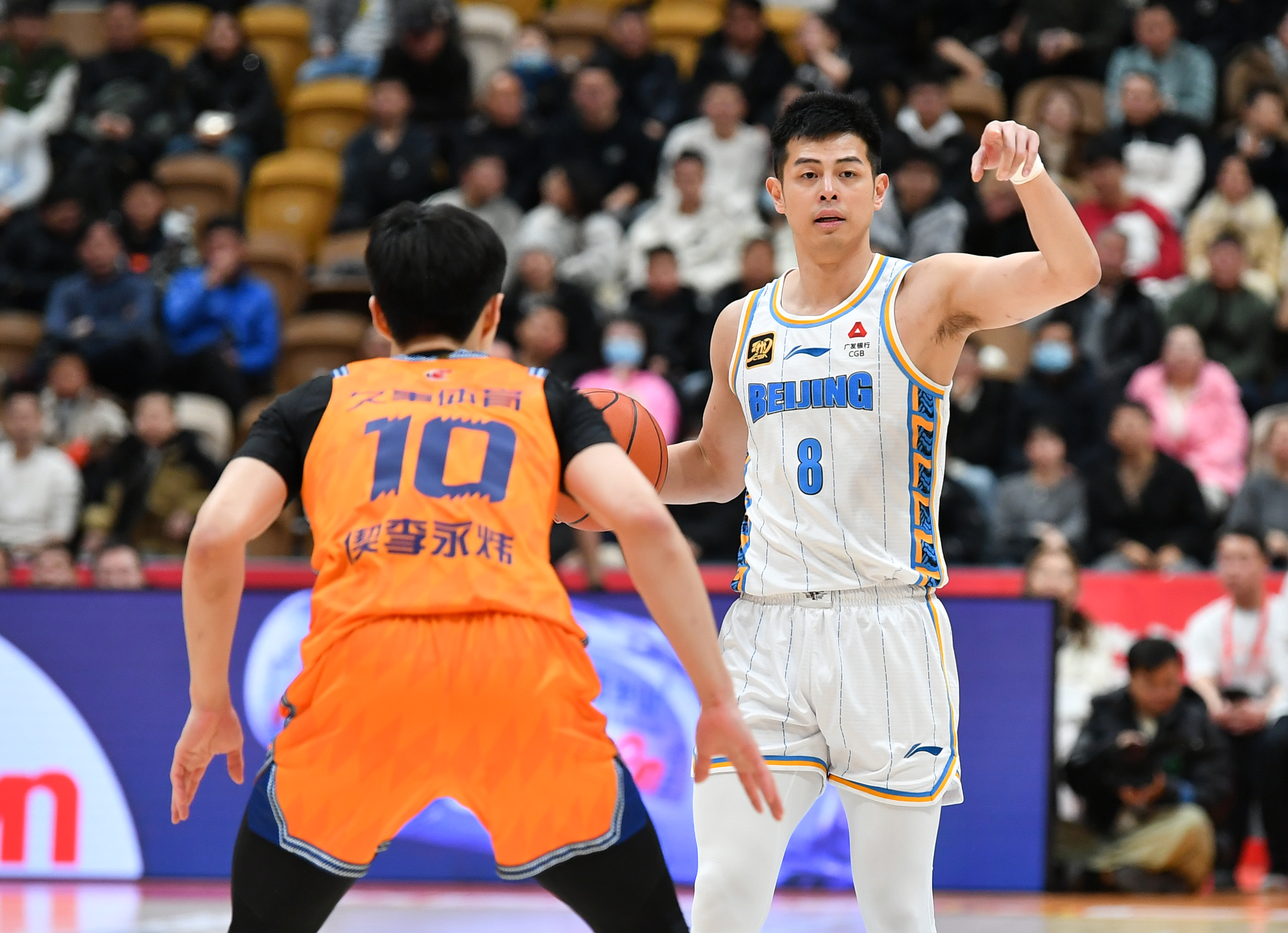 包含今晚利物浦备战CBA季后赛，临场应变细节曝光，底气十足，控场能力受关注的词条