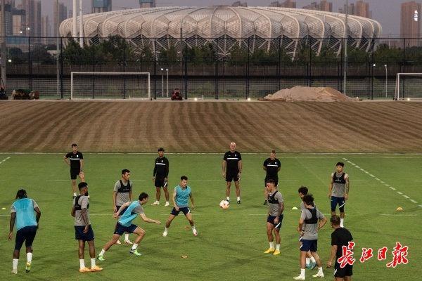 新疆广汇训练开放日，集结日伤情更新引欢呼，NBA常规赛在即，轮换策略成焦点(新疆广汇篮球俱乐部球队合照)