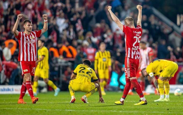 包含多特蒙德迎法国杯关键赛；窗口期战术微调；引发热议；身体对抗强度拉满的词条