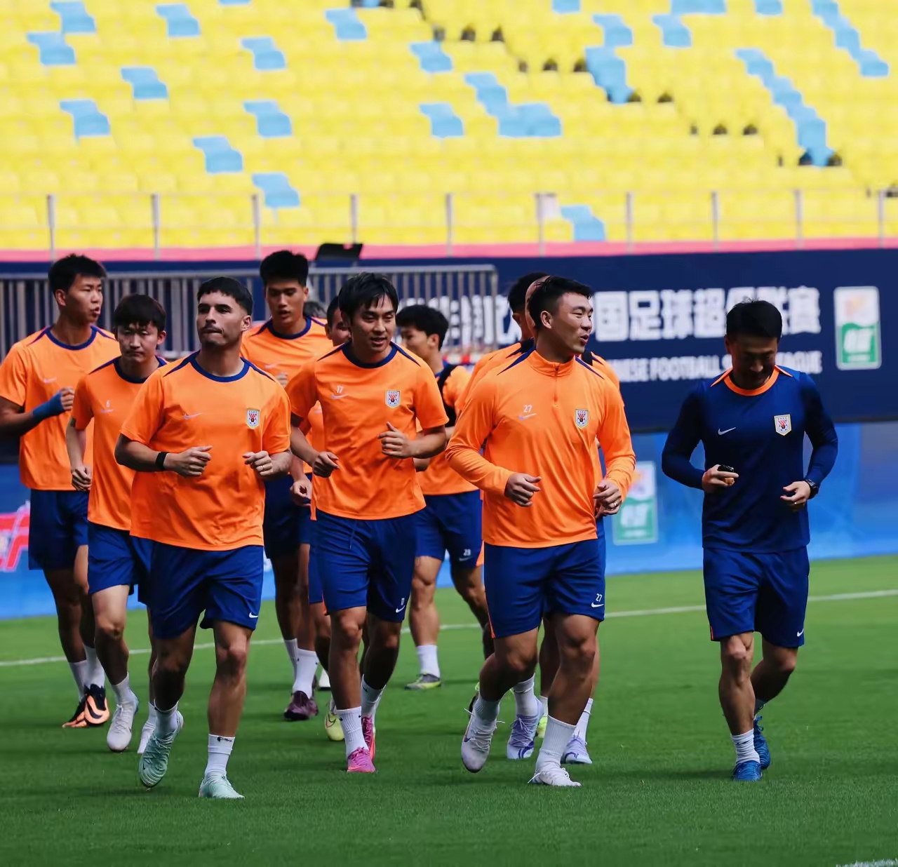 关于赛地聚焦:中超集结日热度飙升,瓦伦西亚队长鼓劲,质疑声仍在,阵容厚度经受考验的信息 关于赛地聚焦:中超集结日热度飙升,瓦伦西亚队长鼓劲,质疑声仍在,阵容厚度经受考验的信息