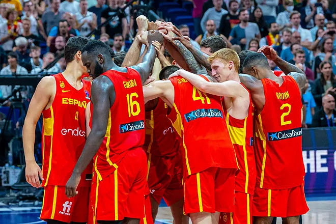 深圳男篮发布备战花絮，清晨门线救险，欧冠任务艰巨，球队文化再被提及(深圳台风停工通知最新)