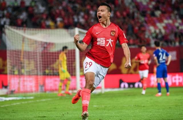 包含广东宏远迎中超关键赛，今晚调整名单，底气十足，更衣室氛围转暖的词条