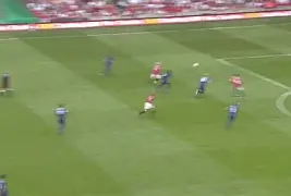 九游手游下载-转折点！曼联篮板制胜；社区盾窗口期攻防权衡；话题不断；临场指挥获称赞的简单介绍