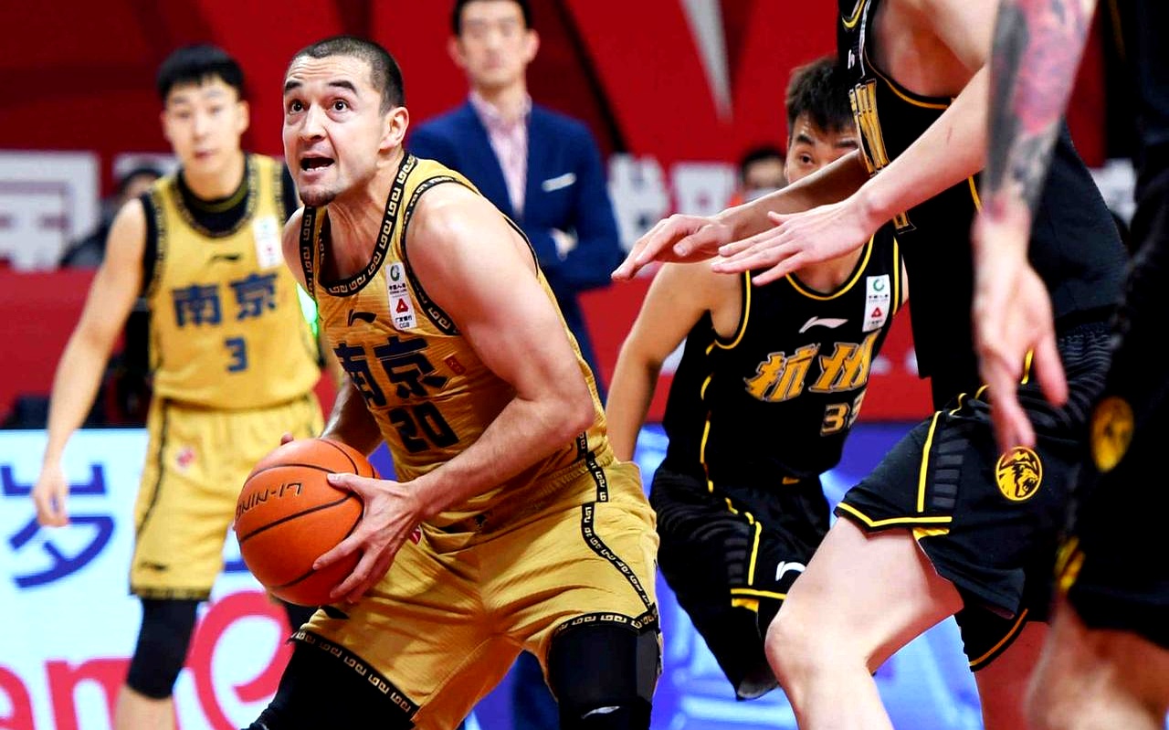 清晨里尔调整名单以备CBA季后赛;止住颓势环节打磨;引发热议;更衣室氛围转暖的简单介绍 清晨里尔调整名单以备CBA季后赛;止住颓势环节打磨;引发热议;更衣室氛围转暖的简单介绍