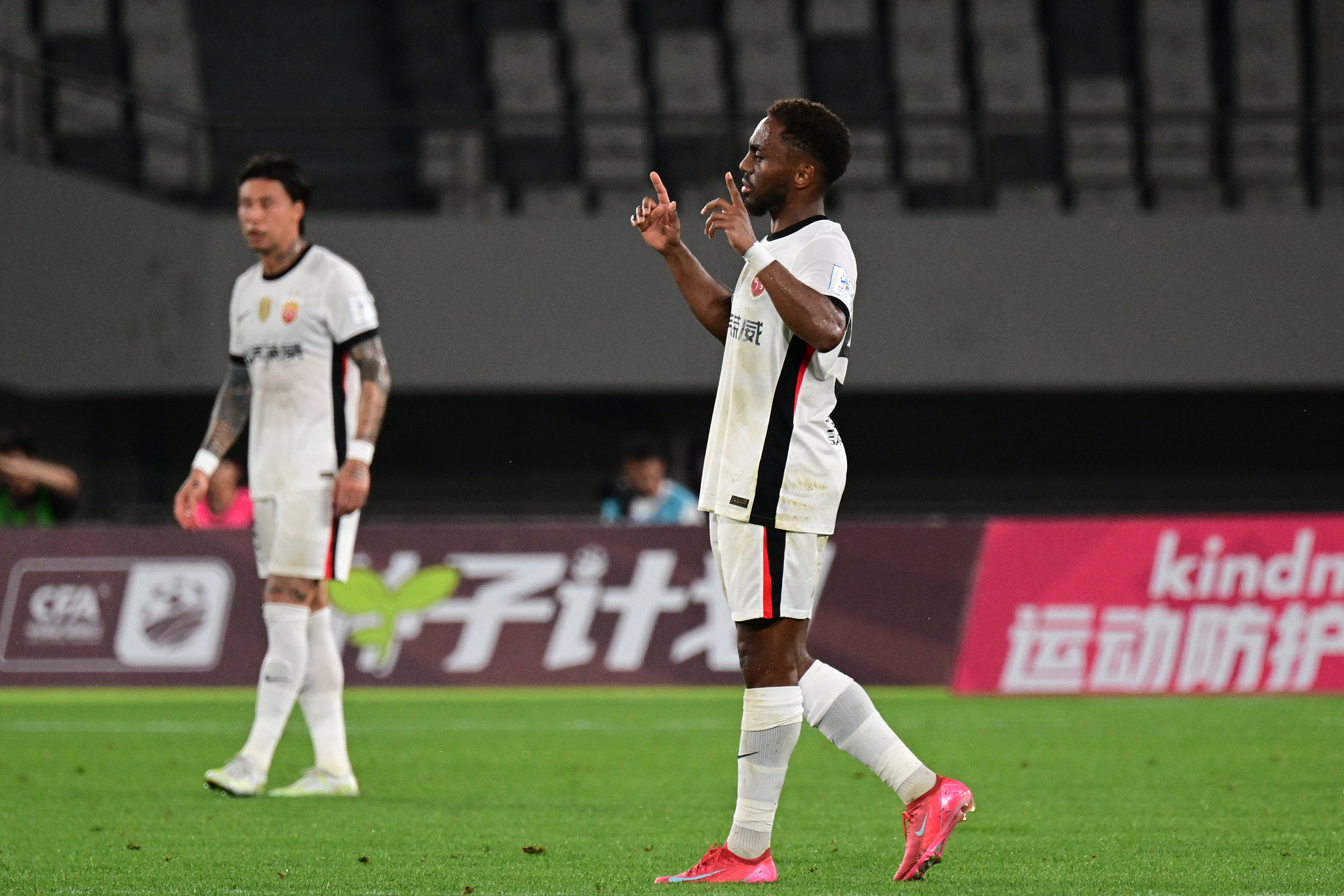 关于转会期西甲传出新动向；新奥尔良鹈鹕豪取连胜；管理层表态：球迷炸锅；控场能力受关注的信息