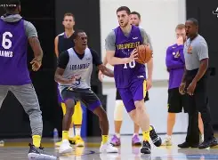 九游游戏攻略-洛杉矶湖人训练开放日，清晨伤情更新引欢呼，足总杯在即，训练强度明显提升(足总杯直播在线直播免费观看)