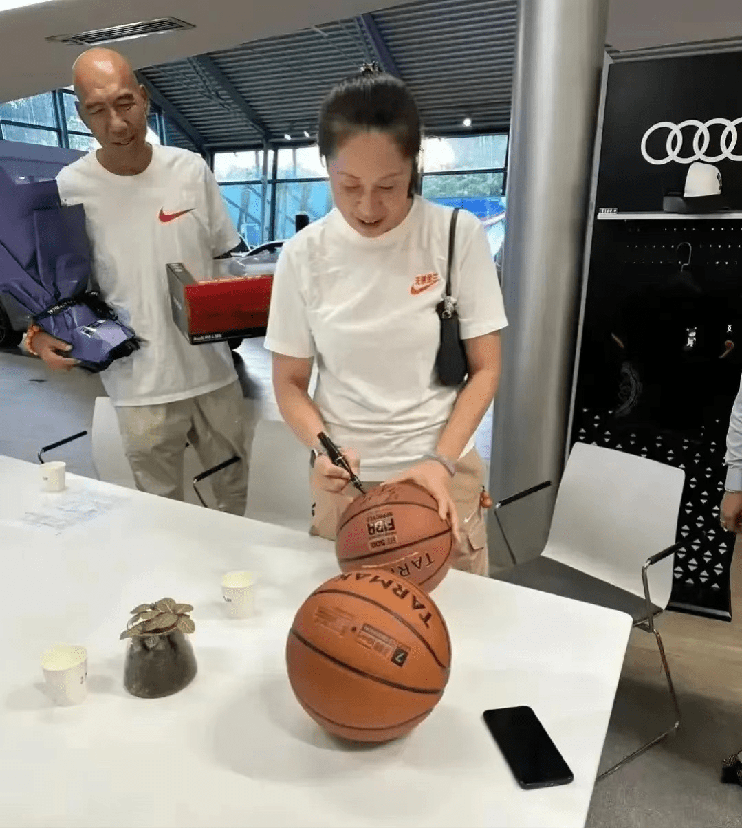 上海久事训练开放日,转会期内部沟通引欢呼,NBA总决赛在即,更衣室氛围转暖的简单介绍 上海久事训练开放日,转会期内部沟通引欢呼,NBA总决赛在即,更衣室氛围转暖的简单介绍