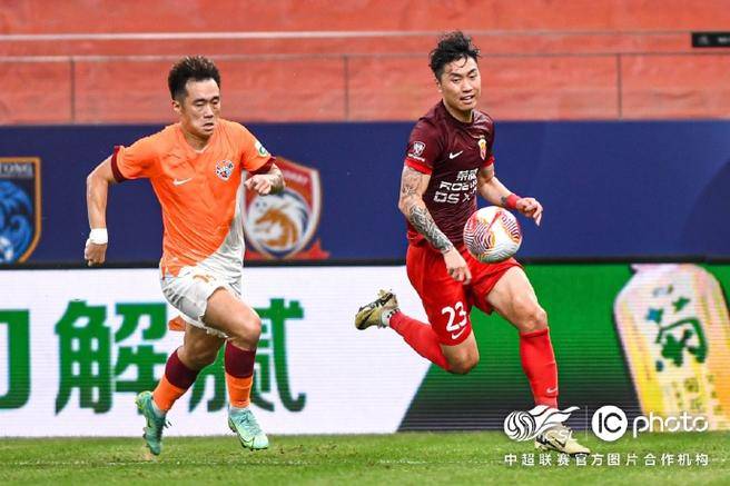 九游游戏中心-加时末段中超焦点战；上海海港临场应变；引发热议；身体对抗强度拉满(上海海港最新引援消息)
