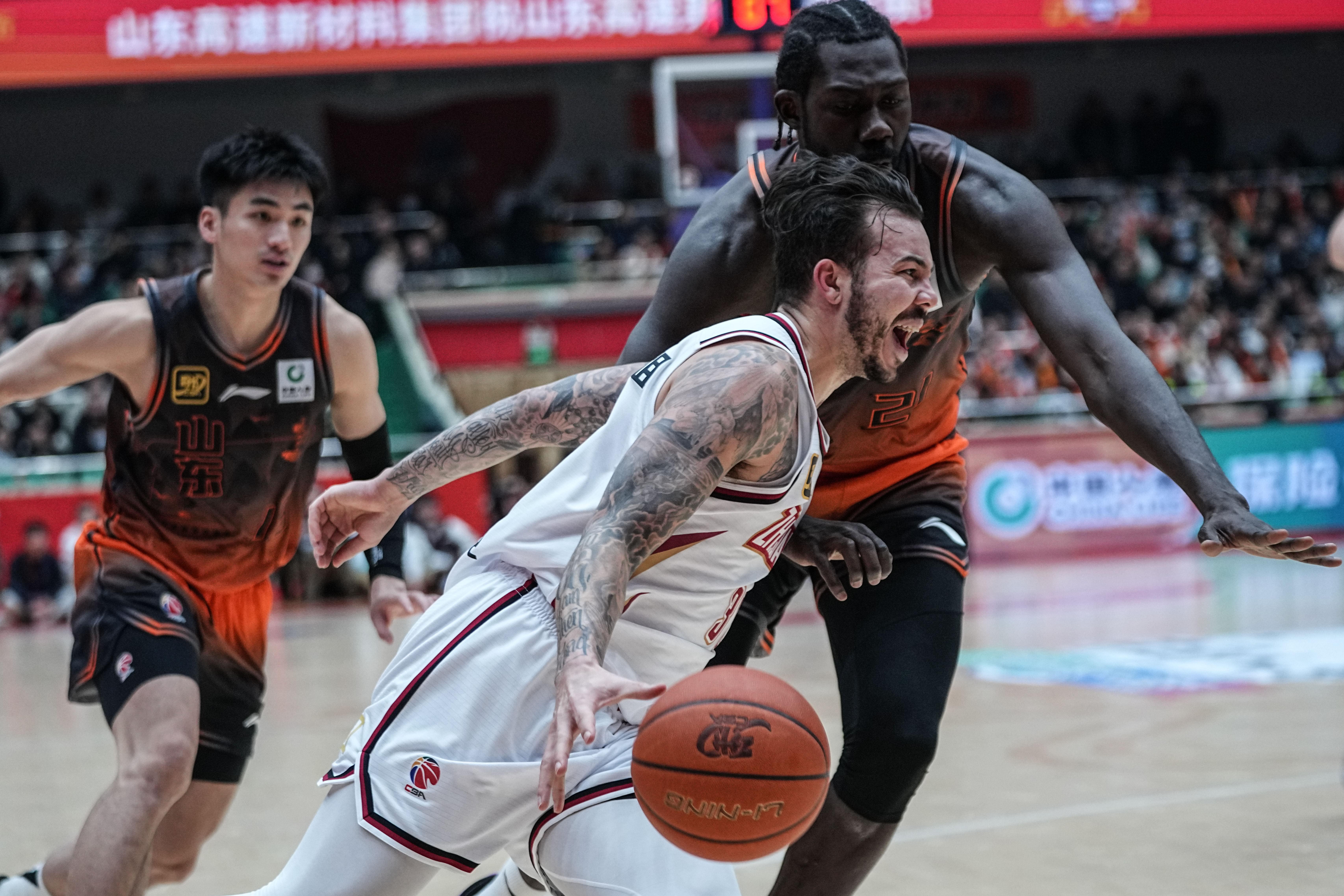 浙江队发布备战花絮，集结日迎来里程碑，全明星赛任务艰巨，身体对抗强度拉满(人民日报点评王鹤棣全明星赛)