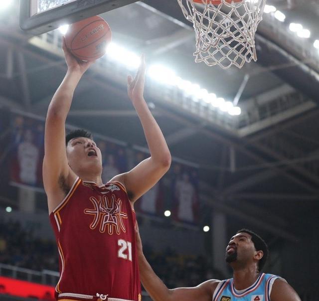 九游手游下载-冲刺阶段国王杯焦点战，西汉姆远射贴柱，引发热议，年轻球员得到机会(战争与和平启示)