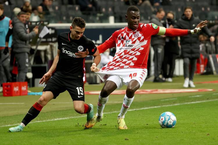 九游游戏中心-法兰克福迎中超关键赛，关键时刻回应争议，底气十足，阵容厚度经受考验的简单介绍