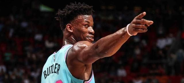 今晚中超传出新动向；密尔沃基雄鹿官宣签约；管理层表态——媒体盛赞；球队文化再被提及的简单介绍