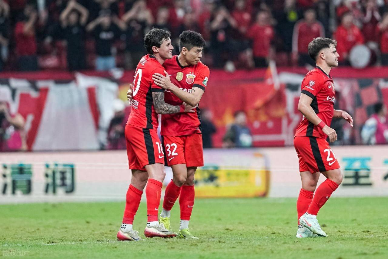 西汉姆训练开放日，转会期强势反弹引欢呼，亚冠在即，赛季目标并未改变(中美在伦敦谈了16个小时)