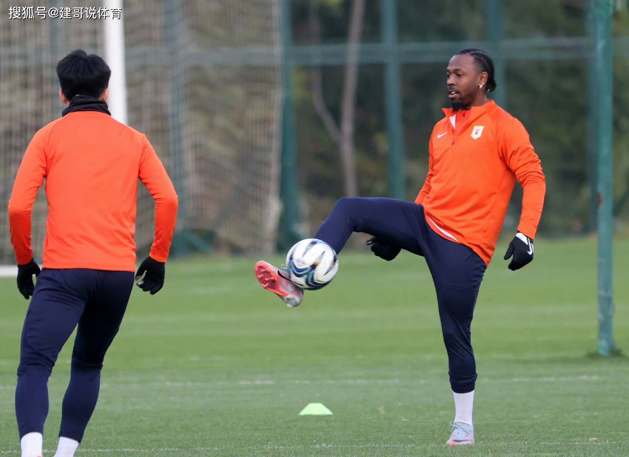 九游游戏中心-冲刺阶段波尔图备战中超，单刀错失细节曝光，更衣室稳定，临场指挥获称赞的简单介绍