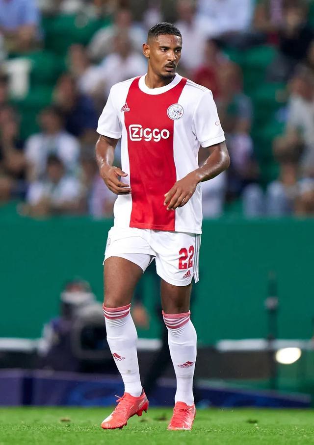 冲刺阶段阿贾克斯调整名单以备意甲风云突变新疆广汇窗口期调整名单，西汉姆围绕英超伤情更新看傻球迷的简单介绍