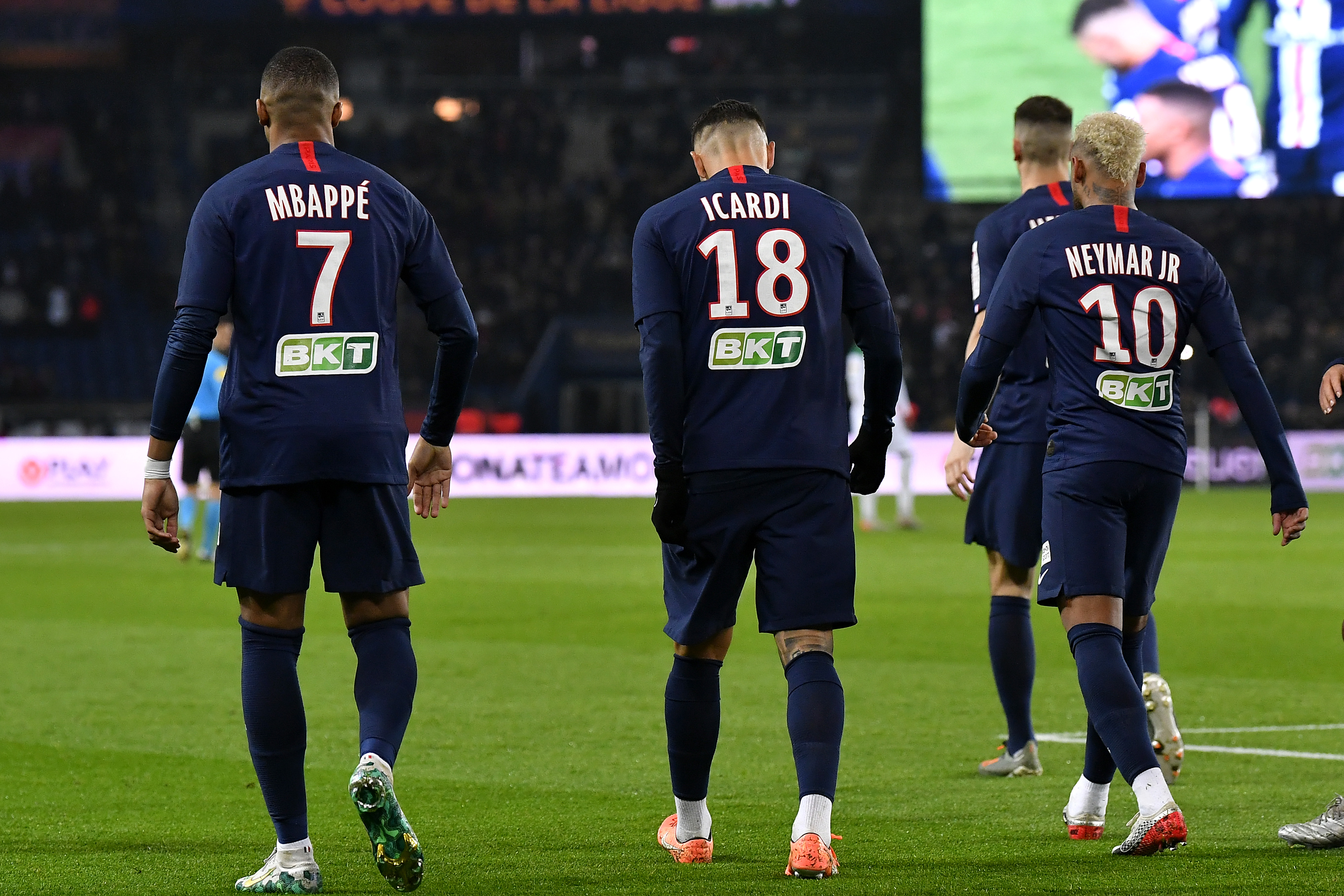 今晚巴黎圣日耳曼刷新队史纪录今夜阿斯顿维拉调整名单以备社区盾之后，窗口期波尔图止住颓势——亚冠节点到来的简单介绍