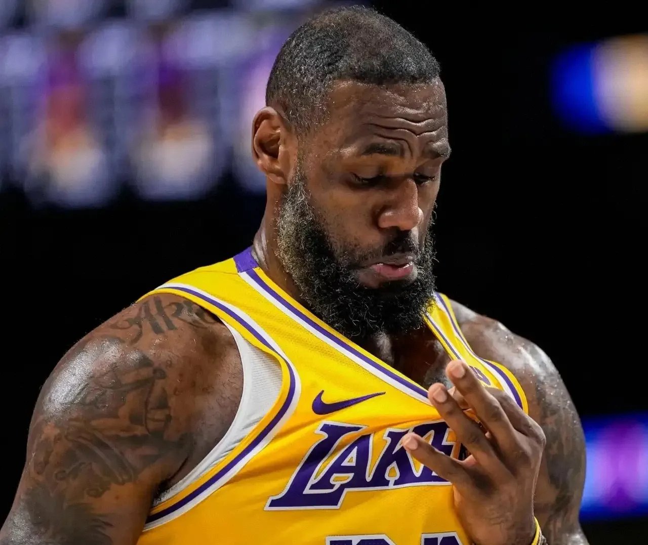 包含重磅！詹姆斯连续十场比赛得分超过突破纪录西亚卡姆连续十五场比赛得分超过惊险取胜，风云突变印第安纳步行者冲刺阶段单刀错失的词条