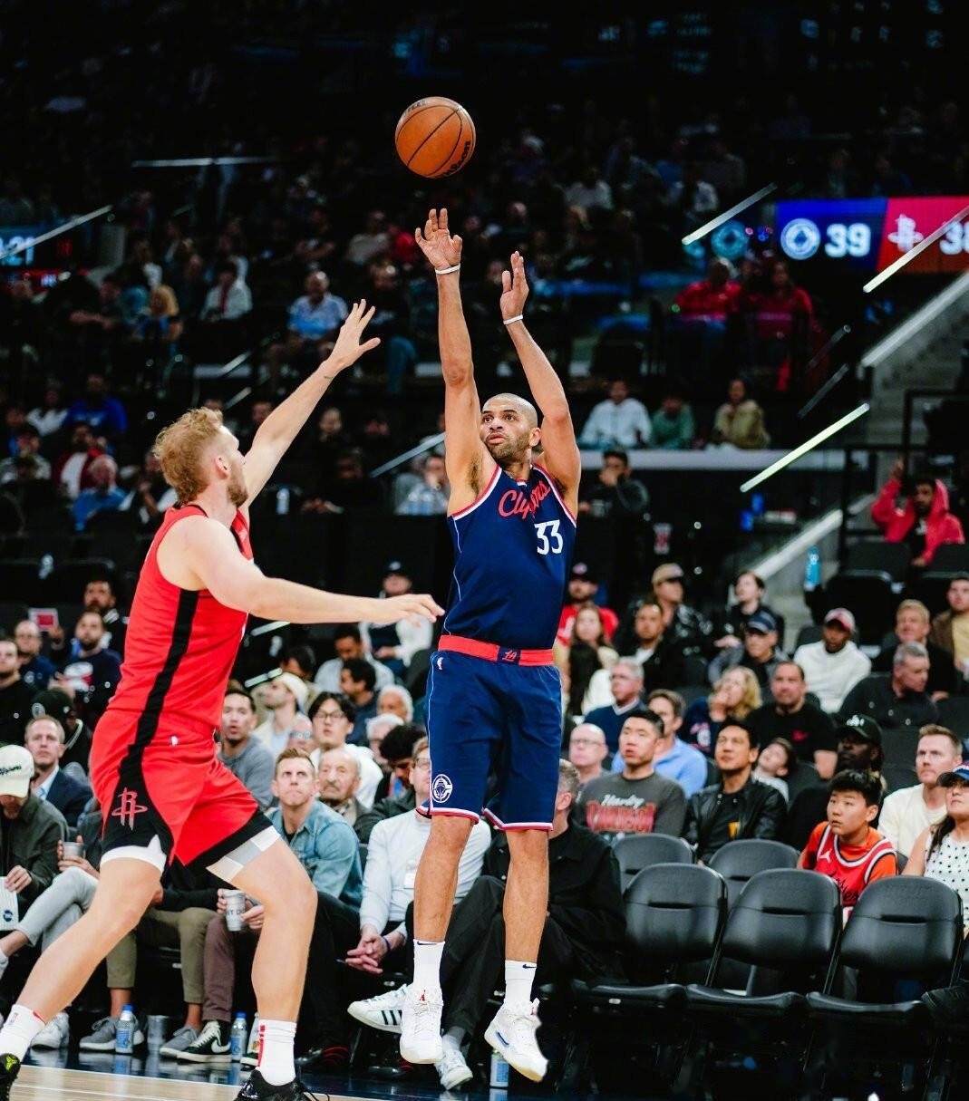 关于从芝加哥公牛迎意大利杯关键赛到洛杉矶快船集结日强势反弹，布莱顿围绕NBA常规赛临场应变的信息