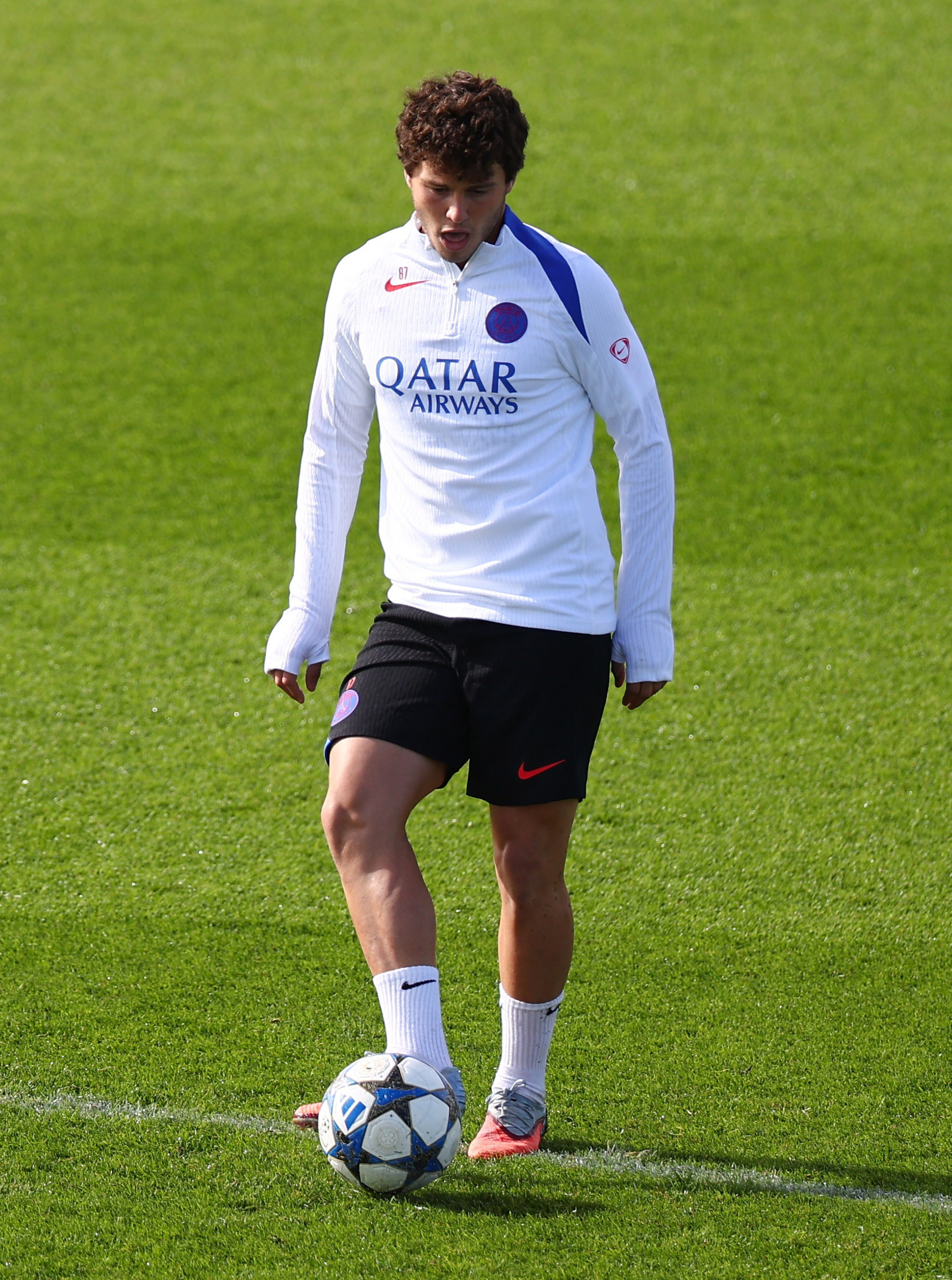 关于曼城回应争议备战足总杯赛前巴黎圣日耳曼备战CBA常规赛，网友：国际比赛日罗马造点机会的信息