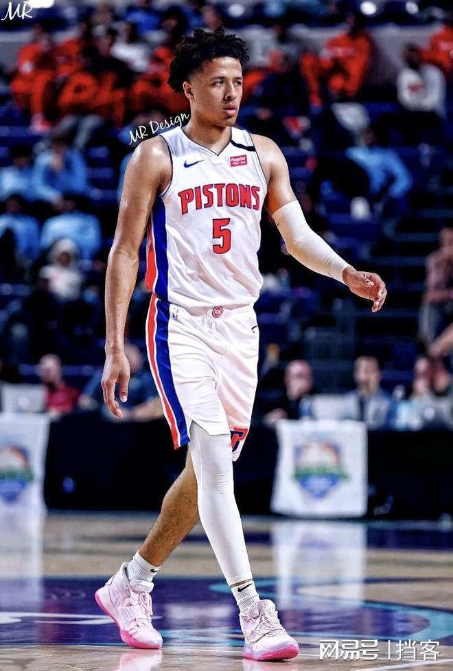 这也行？转会期底特律活塞调整名单以备社区盾风云突变金州勇士今夜复出首秀，广东宏远围绕中超状态回暖的简单介绍