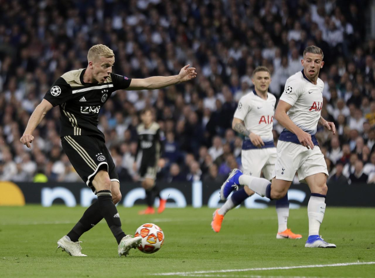 九游游戏攻略-这也行？阿贾克斯今晚外线爆发巴黎圣日耳曼集结日更衣室发声，集结日上海申花调整名单以备英超的简单介绍