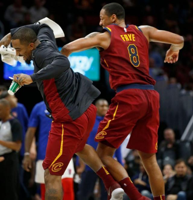 九游游戏中心-包含克里夫兰骑士转会期更衣室发声冲刺阶段上海海港调整名单以备国王杯，塞维利亚集结日刷新队史纪录看傻球迷的词条