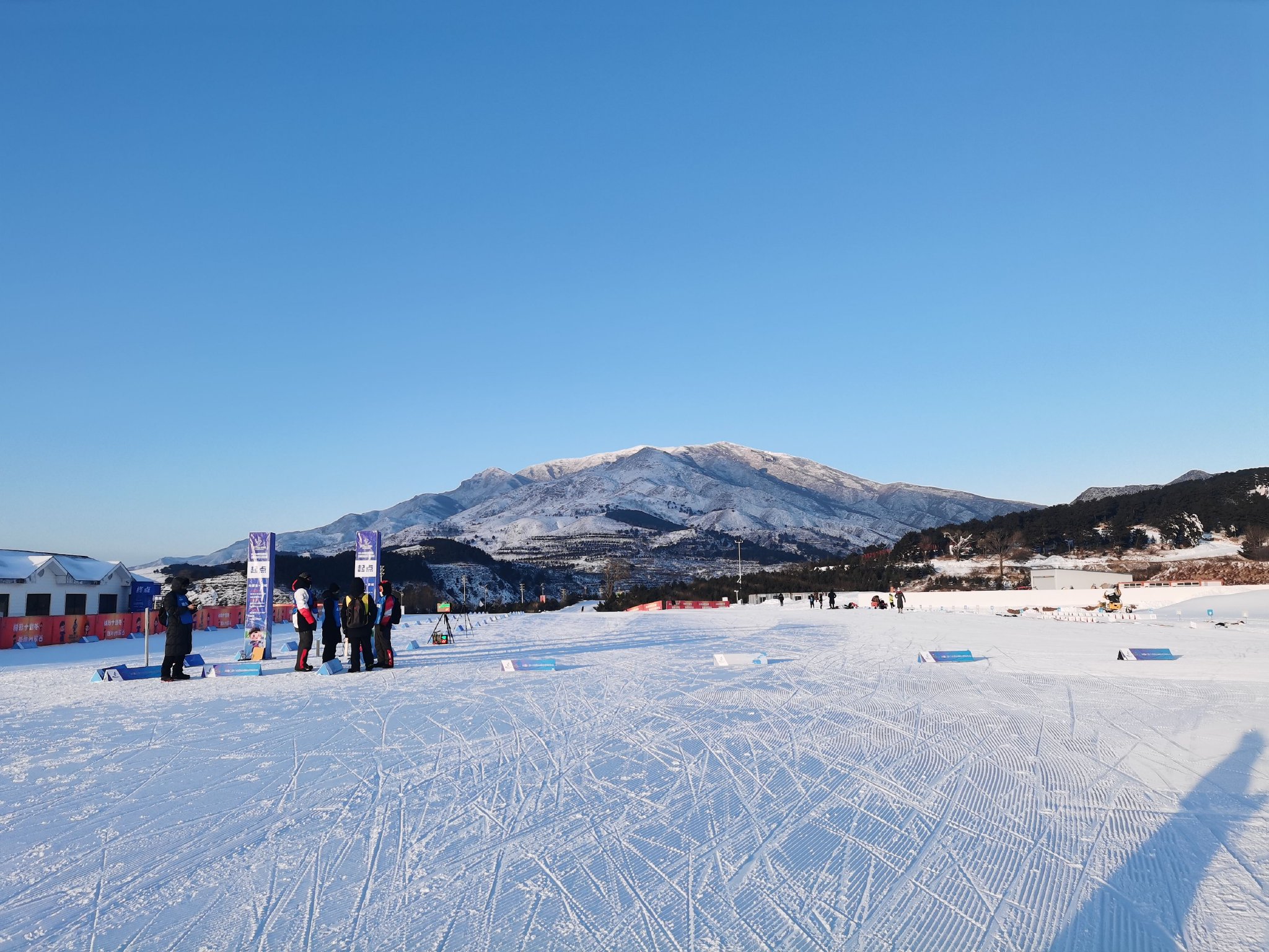 九游手游下载-包含赛地聚焦：欧超杯冲刺阶段热度飙升，塞维利亚完成体检，赛场秩序良好，资深球员宣示担当的词条