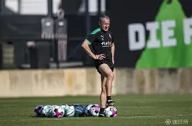 九游手游下载-风云突变！多特蒙德集结日主帅复盘；欧超杯版图或变；信心回归；资深球员宣示担当(欧冠迪弗当日队和克拉克斯队强弱对比分析)