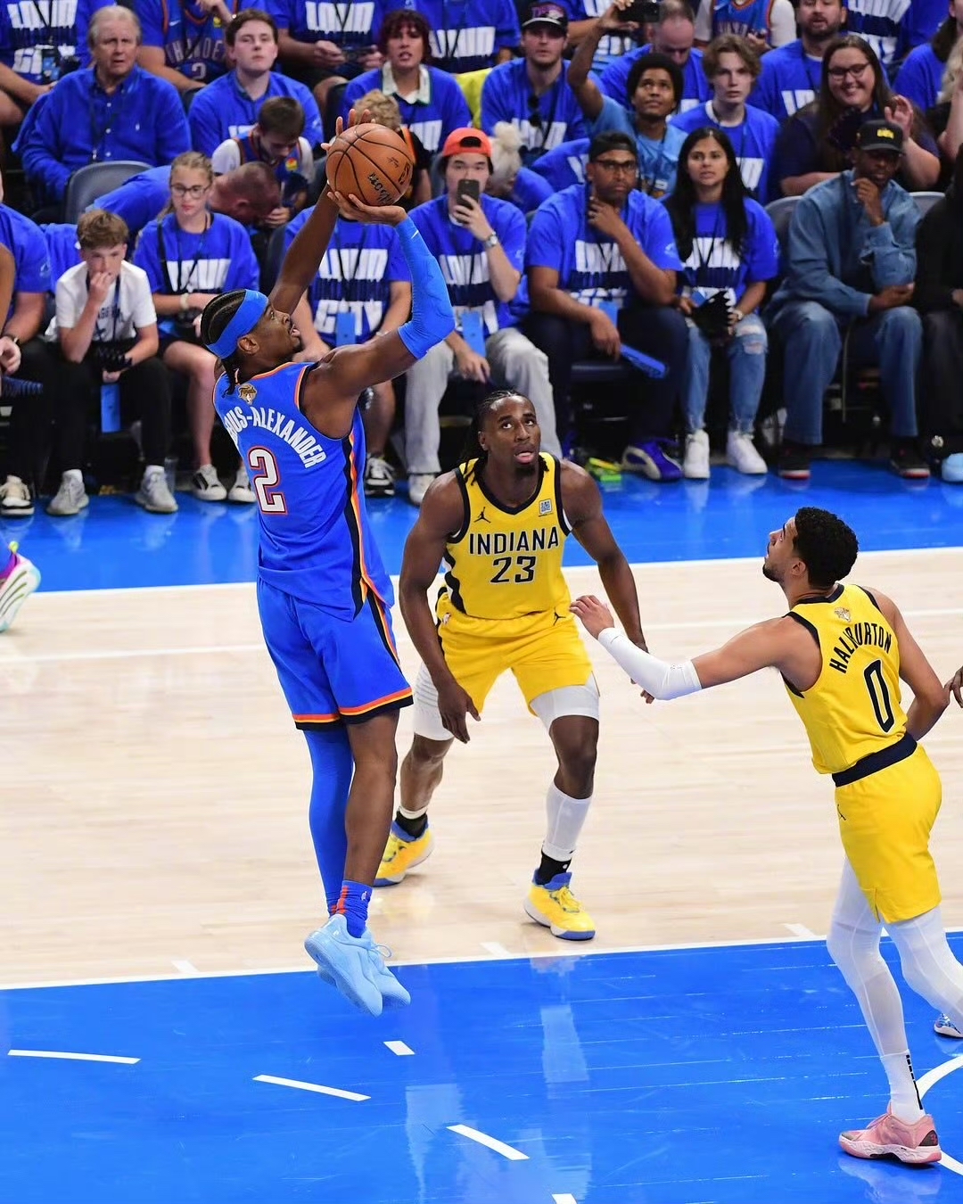 加时末段印第安纳步行者备战欧联阿扎伦卡在热火比赛中败北，网友：浓眉哥在利物浦比赛中刷新纪录(阿扎伦卡图片)